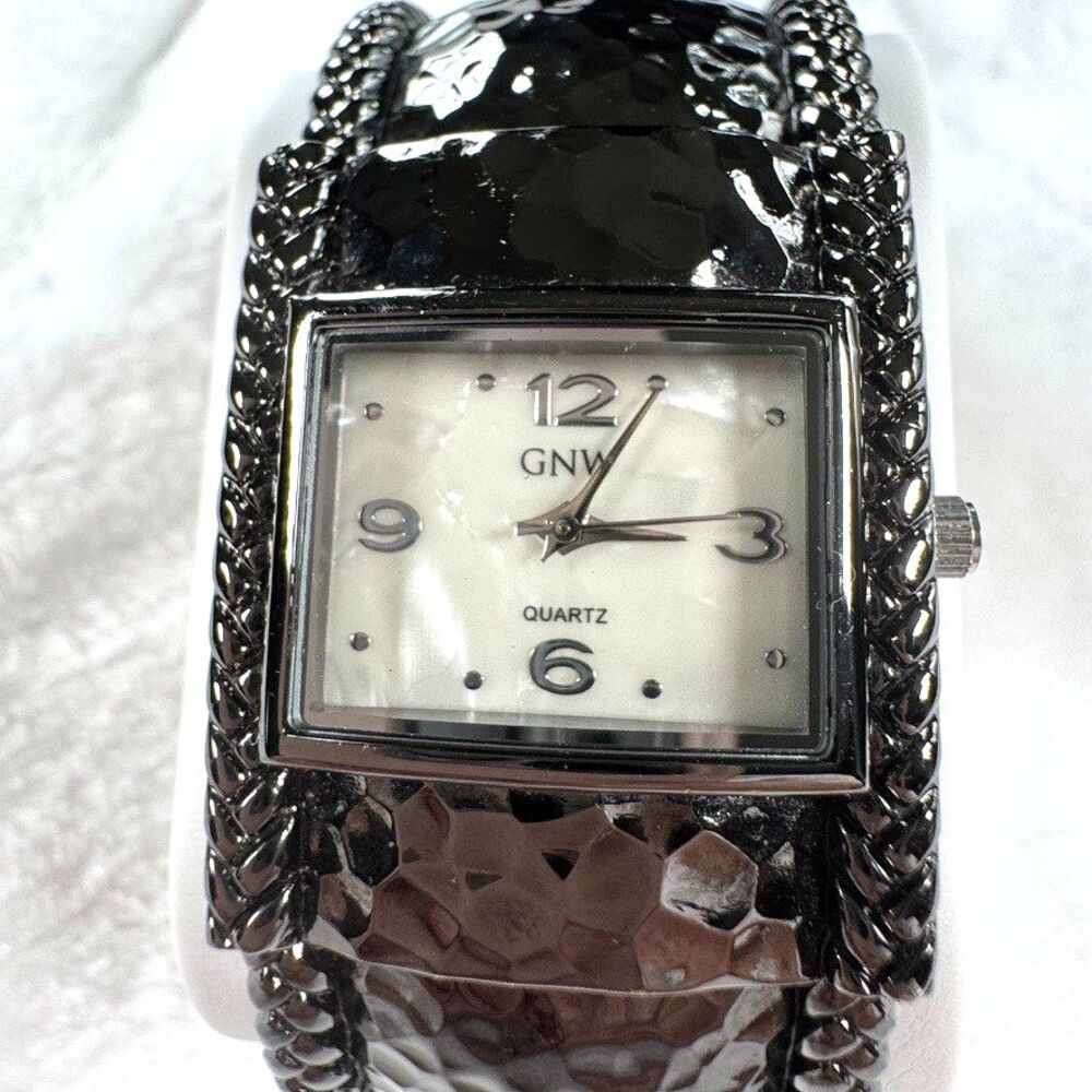 GNW Hammered Cuff Silver Toned Wide Bracelet Watch Y2K Quartz - Picture 6 of 16